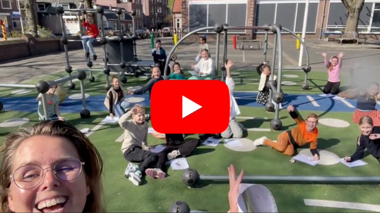 Leerlingen doen samen een bewegend leren opdracht buiten op het schoolplein