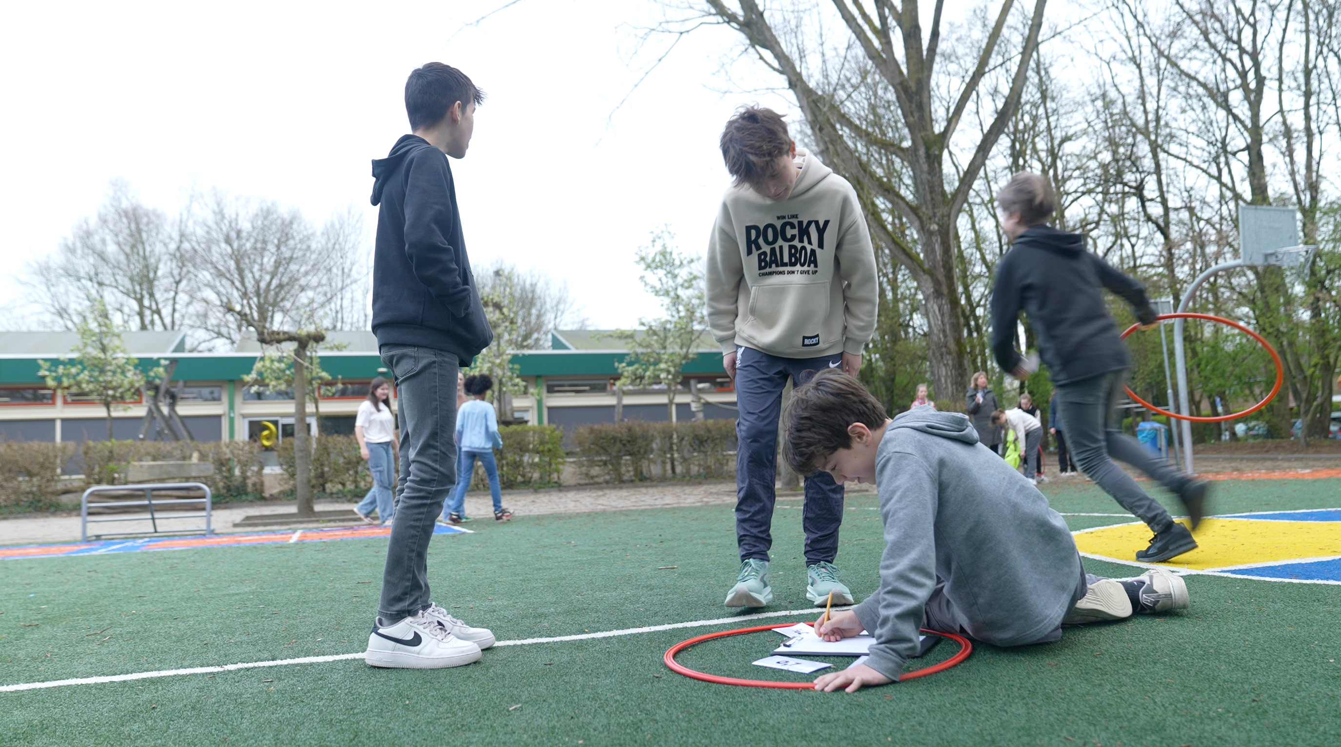 Groep 8 leerlingen werken buiten aan rekenen met bewegend leren